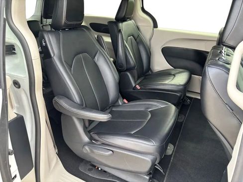 Used 2024 Chrysler Pacifica Limited FWD image 28