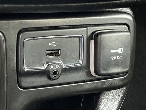 Used 2019 Jeep Renegade Latitude FWD image 16