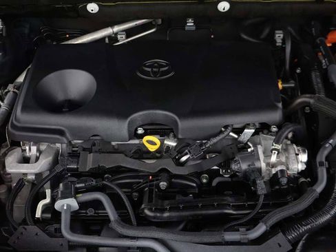 Used 2022 Toyota RAV4 LE image 17