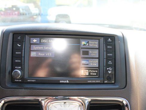 Used 2013 Chrysler Town & Country Touring image 30