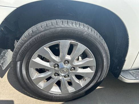 Used 2019 Toyota Sequoia Platinum image 4