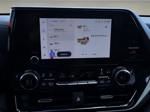 Certified 2025 Toyota Highlander XLE image 26