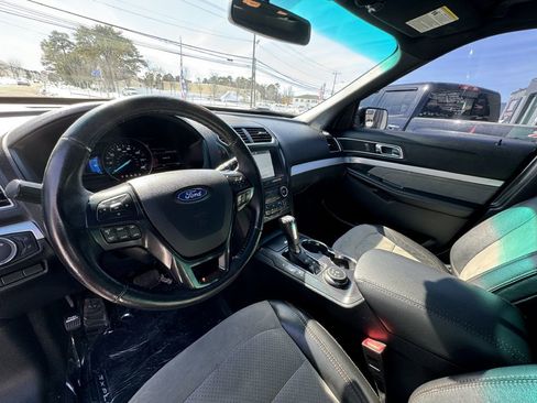 Used 2017 Ford Explorer XLT w/ Equipment Group 202A image 12