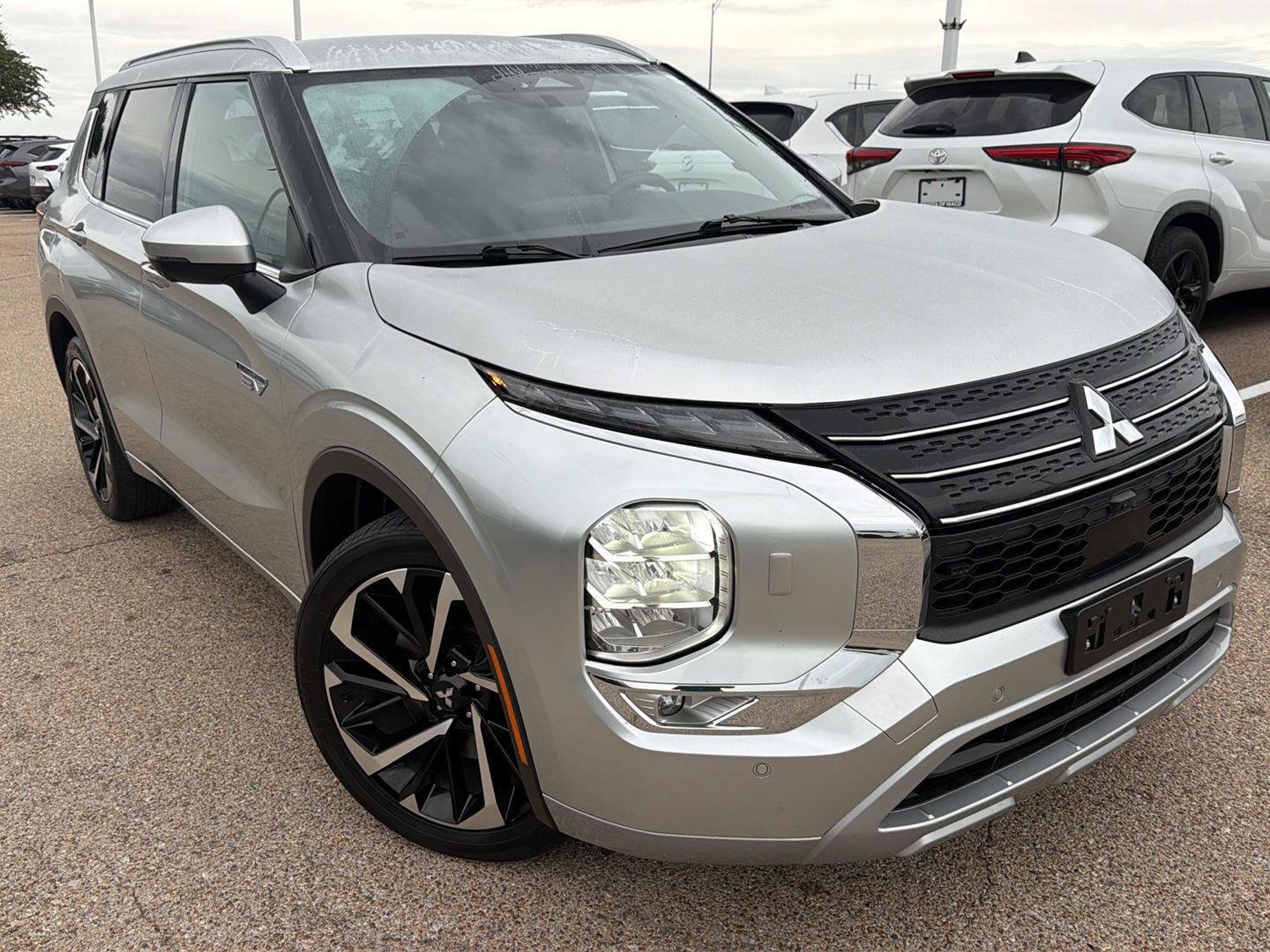Used 2024 Mitsubishi Outlander 4WD Plug-In Hybrid image 1