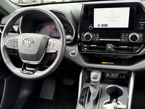 Certified 2025 Toyota Highlander XSE AWD/4WD image 3
