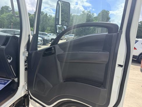 Used 2024 Isuzu NPR RWD image 13