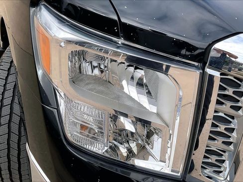 Used 2017 Nissan Titan SV image 24