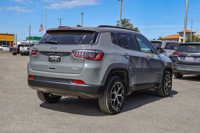 Used 2024 Jeep Compass Latitude AWD/4WD image 4