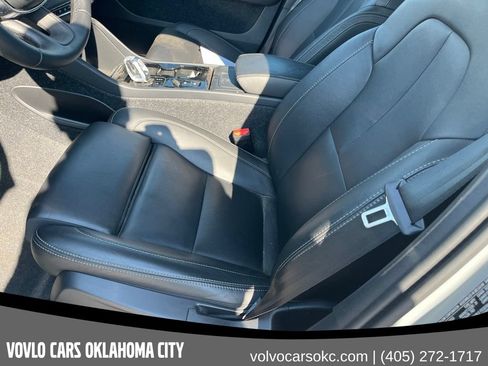 Certified 2025 Volvo XC40 B5 Plus AWD/4WD image 11