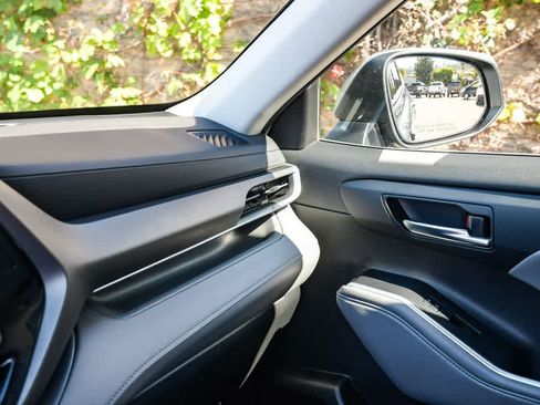 Used 2022 Toyota Highlander XLE image 23