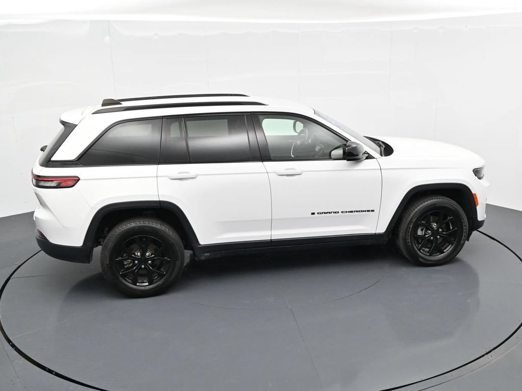 Used 2024 Jeep Grand Cherokee Altitude AWD/4WD image 25