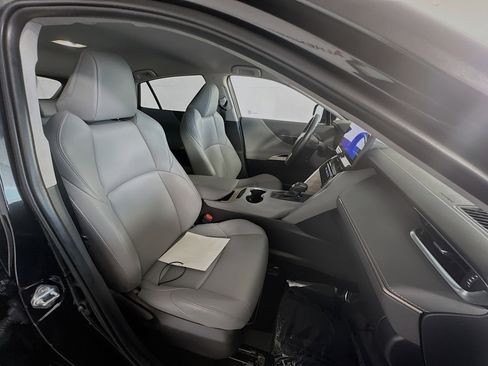 Used 2024 Toyota Venza XLE image 28