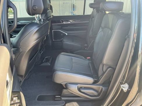 Used 2022 Jeep Wagoneer Series III w/ Flexible Seating Group AWD/4WD image 10