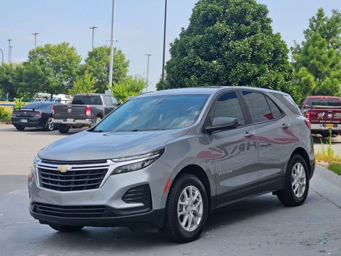 Used 2023 Chevrolet Equinox LS FWD image 3
