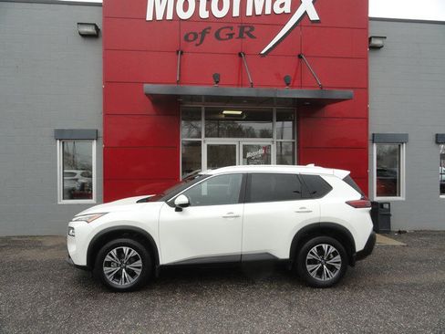 Used 2023 Nissan Rogue SV w/ SV Premium Package image 2
