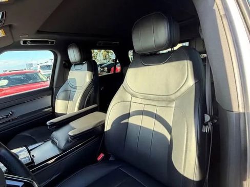 Used 2025 Land Rover Range Rover Sport SE image 7