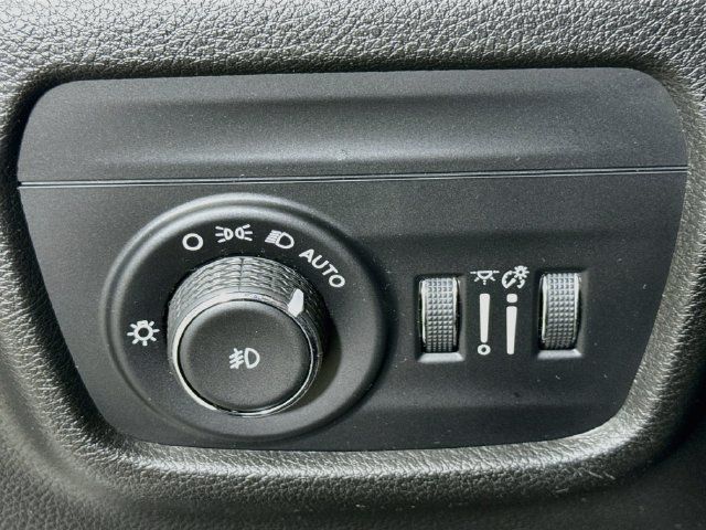 Used 2023 Jeep Grand Cherokee Limited w/ Black Appearance Package AWD/4WD image 10
