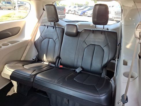 Certified 2023 Chrysler Pacifica Touring-L FWD image 10