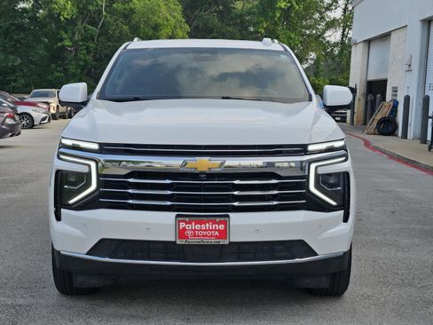Used 2025 Chevrolet Suburban LT RWD image 2