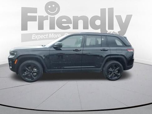 Used 2025 Jeep Grand Cherokee Limited w/ Luxury Tech Group II AWD/4WD image 2