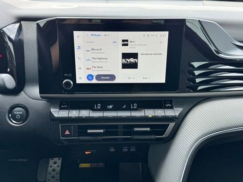 Used 2025 Toyota Camry SE w/ Convenience Package image 19