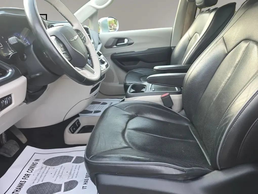 Used 2019 Chrysler Pacifica Limited w/ Advanced Safetytec Group FWD image 9