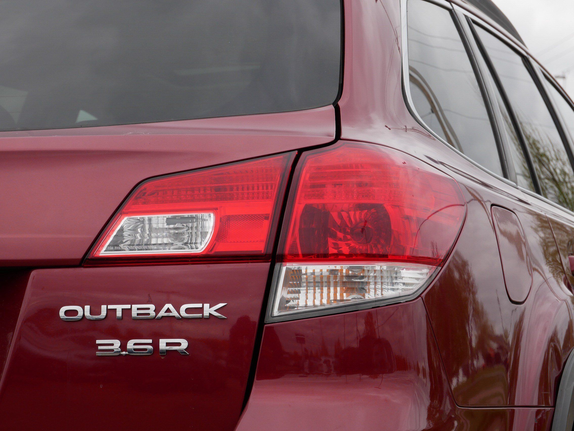 Used 2013 Subaru Outback 3.6R Limited w/ Moonroof Pkg AWD/4WD image 17