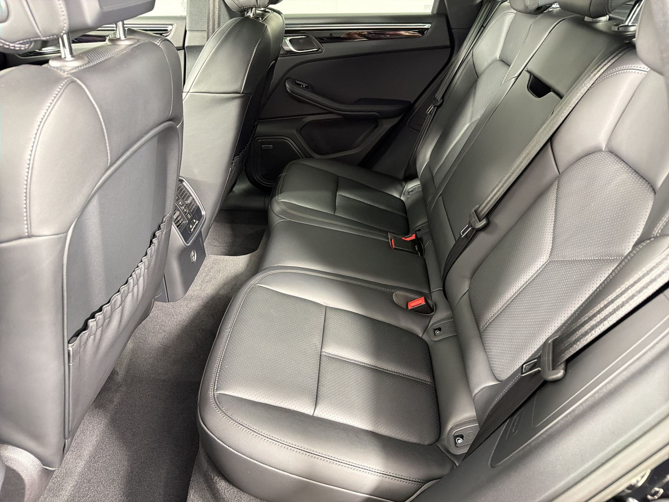 Used 2026 Porsche Macan AWD/4WD image 15