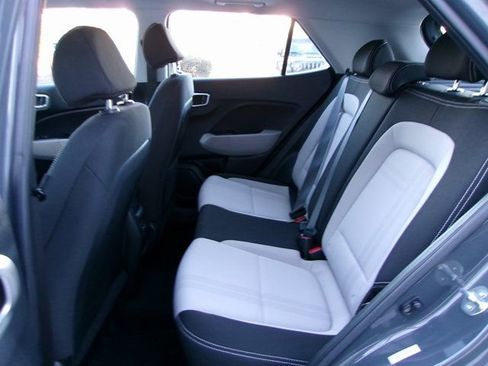 Used 2024 Hyundai Venue SEL FWD image 17