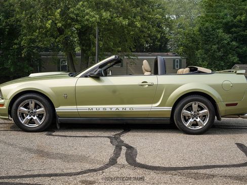 Used 2005 Ford Mustang Convertible RWD image 3