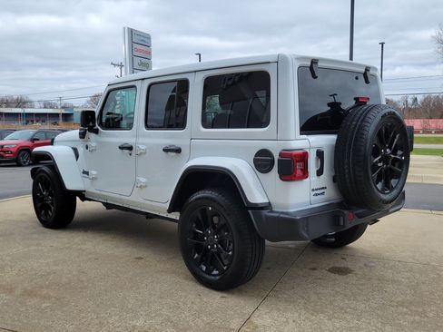 Used 2025 Jeep Wrangler Unlimited Sahara w/ Safety Group AWD/4WD image 3