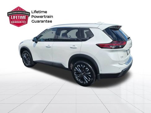 Used 2025 Nissan Rogue SL w/ Tech Package FWD image 3
