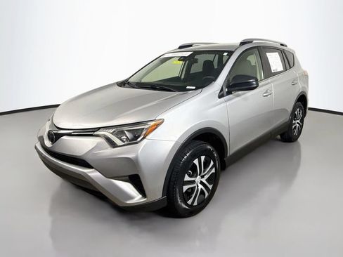 Used 2018 Toyota RAV4 LE FWD image 4