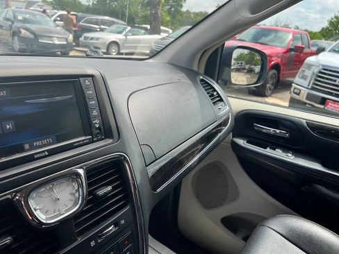 Used 2016 Chrysler Town & Country Touring FWD image 4