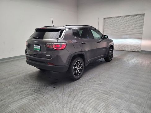 Used 2024 Jeep Compass Latitude image 9