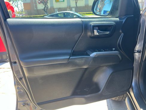 Used 2017 Toyota Tacoma TRD Off-Road w/ Tow Package (A/T) AWD/4WD image 11