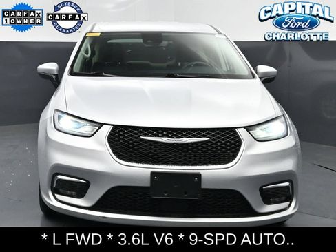 Used 2023 Chrysler Pacifica Touring-L FWD image 2