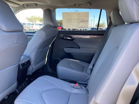 New 2026 Toyota Highlander Limited image 3