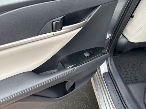 Used 2025 Toyota Camry XLE image 10