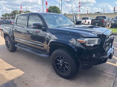 Used 2017 Toyota Tacoma TRD Sport w/ Tow Package RWD image 2