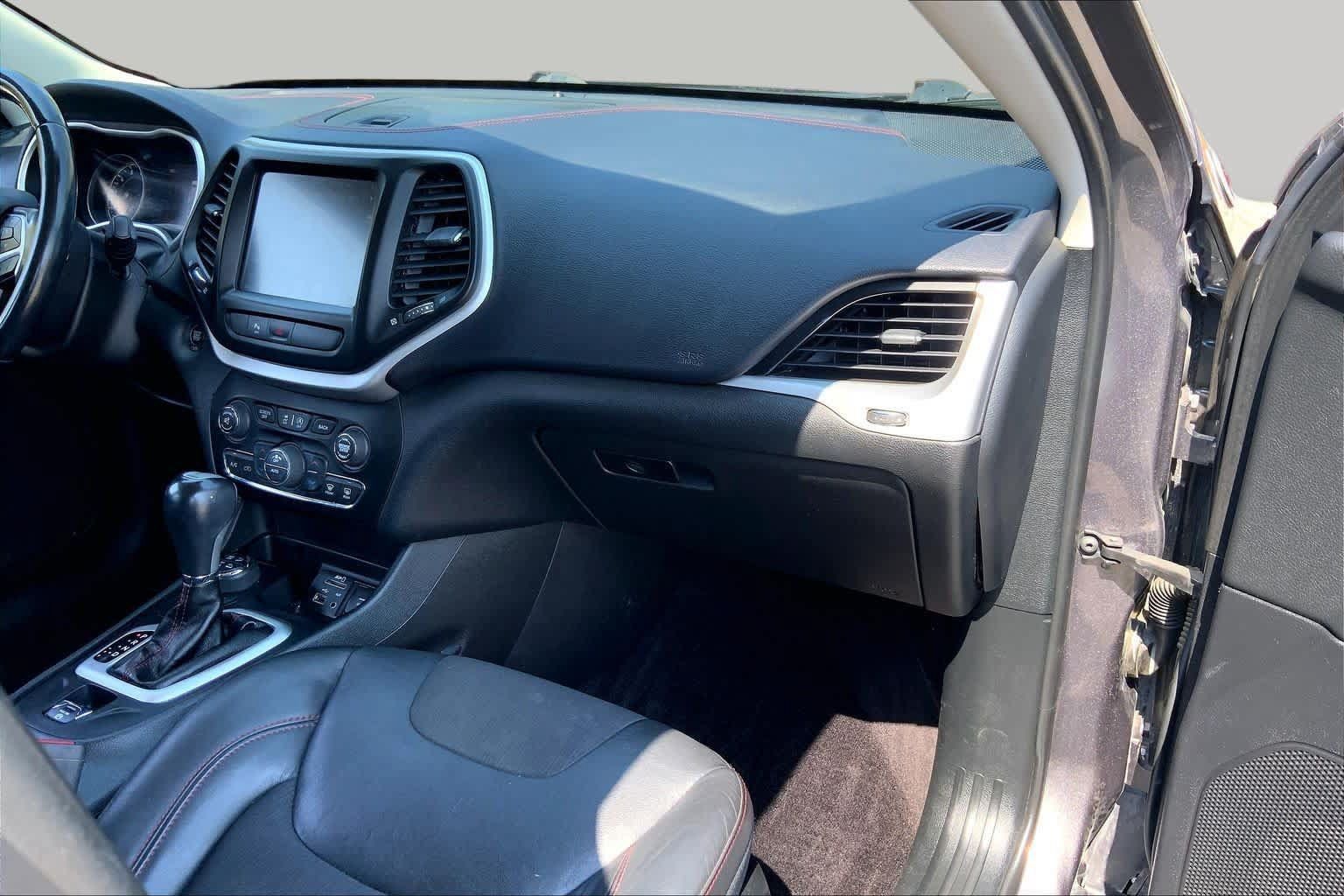 Used 2018 Jeep Cherokee Trailhawk w/ Comfort/Convenience Group AWD/4WD image 19