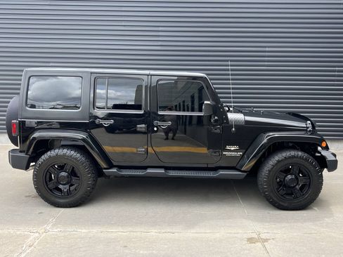 Used 2015 Jeep Wrangler Unlimited Sahara w/ Connectivity Group AWD/4WD image 10