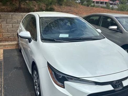 Used 2025 Toyota Corolla LE w/ Convenience Package image 2
