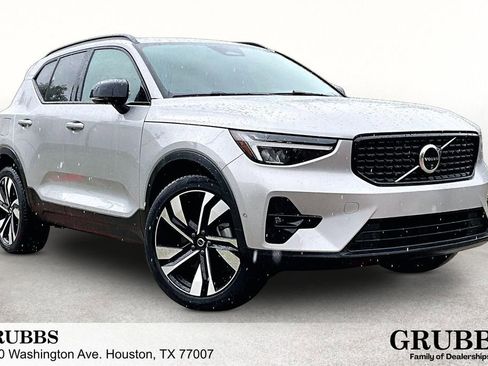 Certified 2025 Volvo XC40 B5 Plus AWD/4WD image 1