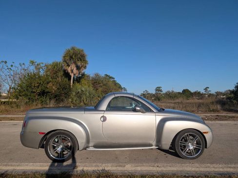 Used 2004 Chevrolet SSR w/ Preferred Equipment Group image 5