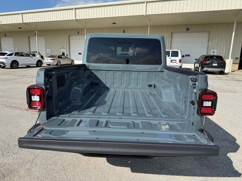 New 2025 Jeep Gladiator Sport image 18