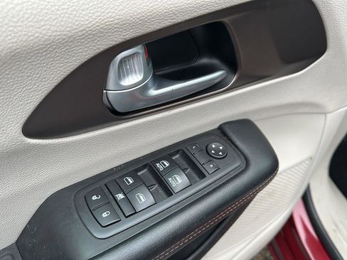 Used 2017 Chrysler Pacifica Touring w/ Tire & Wheel Group image 17