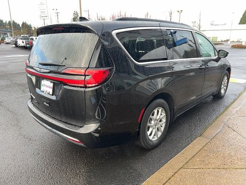 Used 2022 Chrysler Pacifica Touring-L image 10