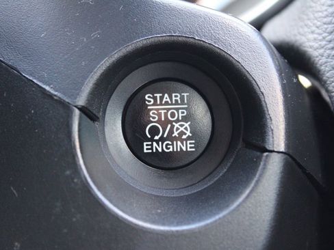 Used 2019 Jeep Compass Latitude FWD image 30
