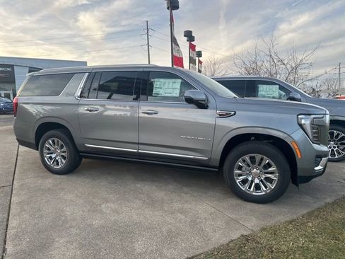 New 2026 GMC Yukon XL Denali w/ Sun & Power Step Package AWD/4WD image 4